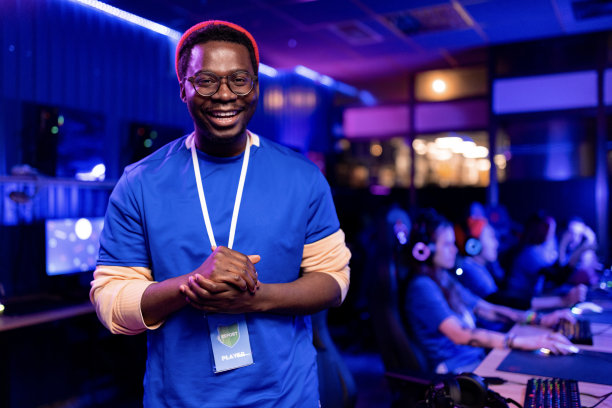 娱乐俱乐部电子竞技比赛前快乐的黑人玩家。图片下载