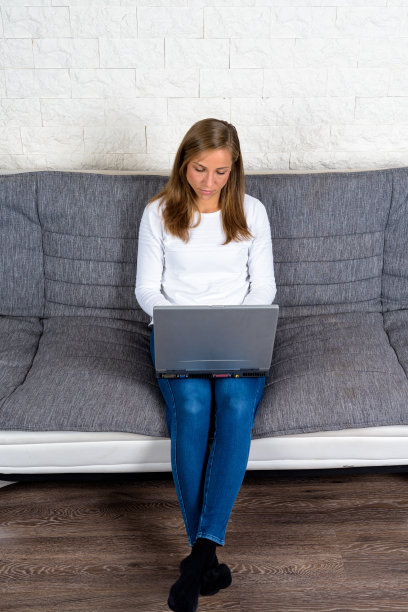 睡觉坐着的女人，膝上放着笔记本图片下载