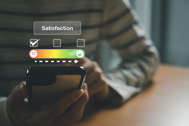 有选择地把焦点放在商务人士的手指上，同时微笑地用手指选择对优秀的客户服务给予五星评分的反馈。具有未来图标的服务评估概念。图片下载