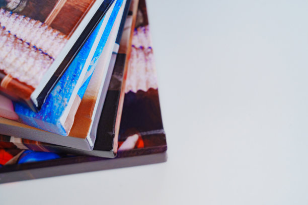 照片本摞在一张白色的桌子上。图片下载