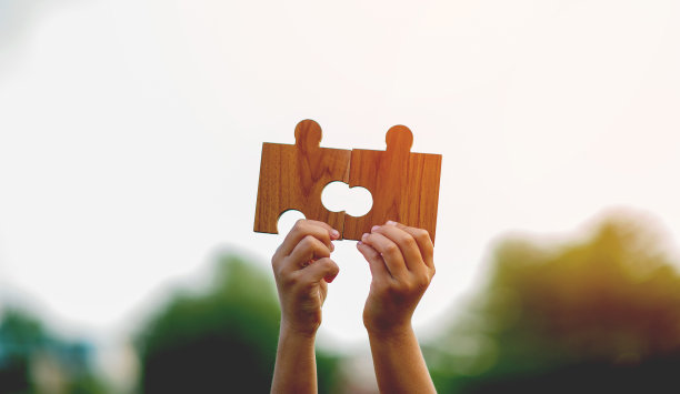 拼图和手结合的力量图片下载