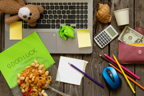 乱七八糟的桌面笔记本上的铅笔和钞票纸的顶部视图和盘子里的食物字英文运气图片下载