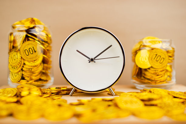 把金币放在玻璃罐里。概念图片下载