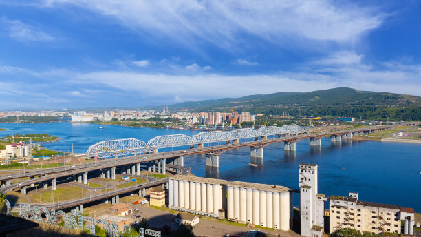 俄罗斯克拉斯诺亚尔斯克的叶尼塞河上的公路和铁路桥景观图片下载