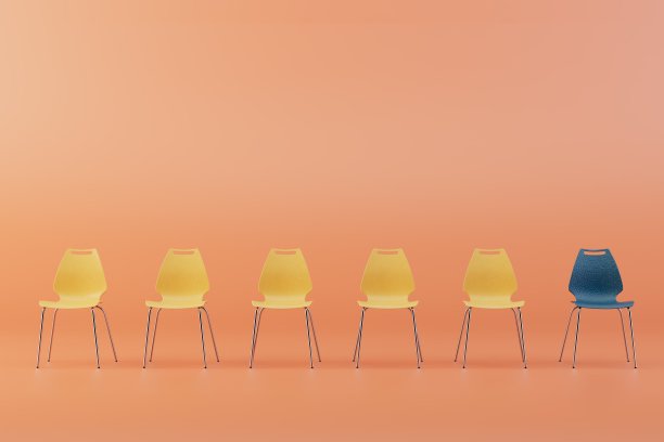 区别于他人的概念。在柔和的背景下，黄色的椅子中有一把蓝色的塑料椅子。三维渲染图片下载