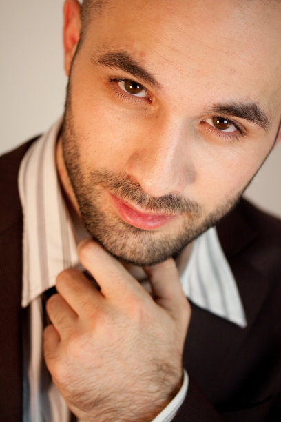 一个穿着西装的年轻白人男性的垂直肖像图片下载