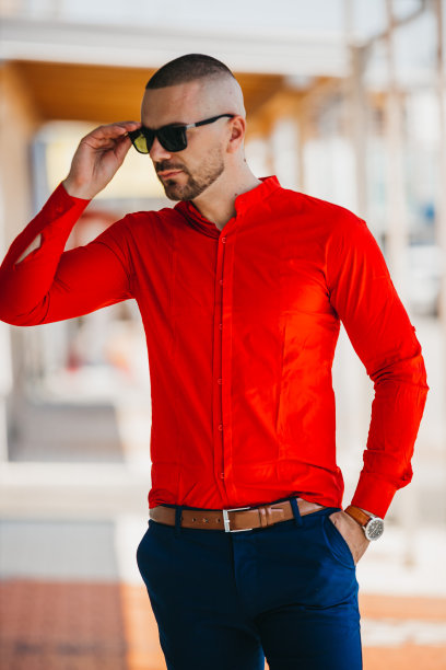 帅气的白人男子穿着优雅的白衬衫，戴着太阳镜在户外摆姿势图片下载