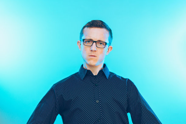 一个一脸愤怒的穿衬衫的美国男人图片下载