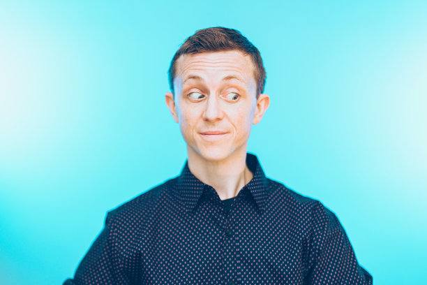 一个穿着衬衫，长着一张滑稽脸的美国男人图片下载