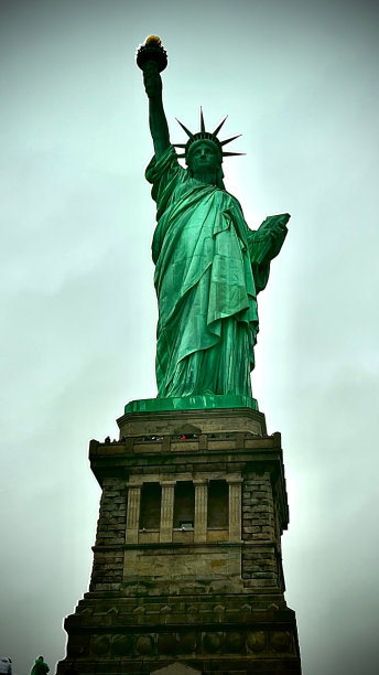 自由女神像在天空背景下的低角度拍摄，美国纽约市图片下载