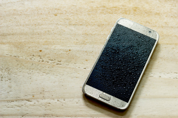 近距离湿智能手机掉在木地板图片下载