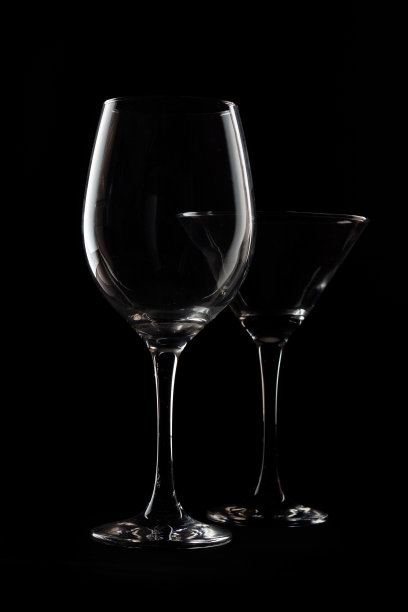 垂直镜头的眼镜在黑暗的背景图片下载