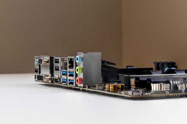 M-ATX主板后面板端口，USB3, VGA, LAN和音频的侧面视图图片下载