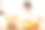 一个亚洲女人在客厅的烧饼上吃橘子图片下载