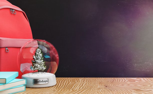 老师桌子上有圣诞球和黑板图片下载