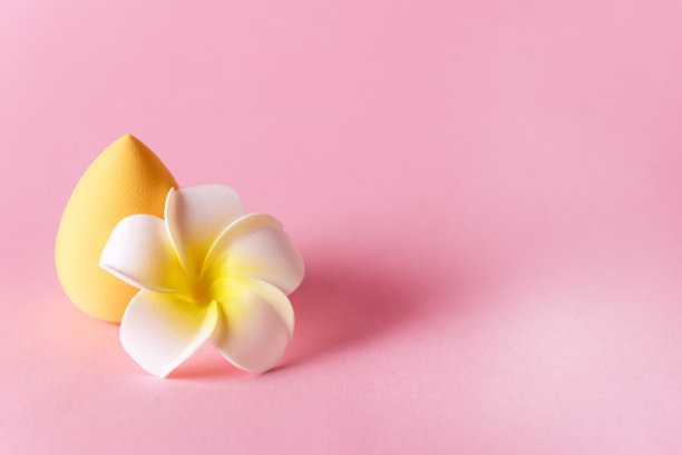 黄色化妆鸡蛋海绵美容搅拌机粉红色背景复制空间花图片下载