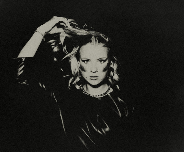 黑暗中的现代年轻女性。图片下载