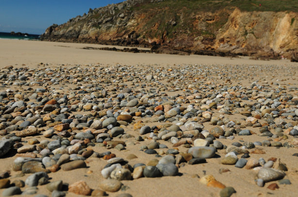 法国布列塔尼美丽海湾海滩上的鹅卵石图片下载