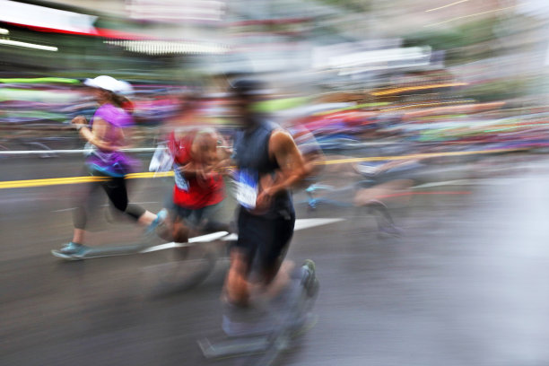 城市街道上马拉松选手的模糊动作图片下载