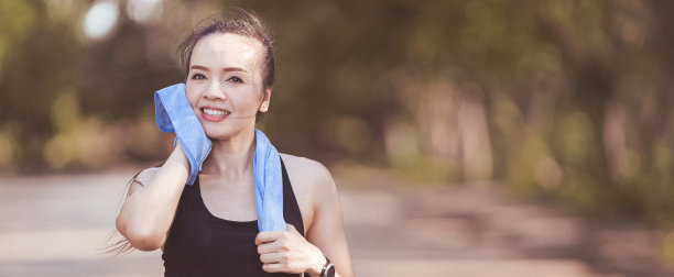 一个美丽的夏日，一名年轻女子在城市公园户外慢跑。图片下载