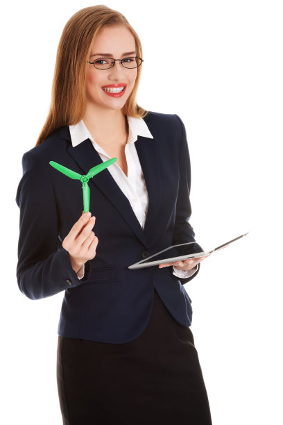 女商人拿着一个绿色螺旋桨和一个平板孤立在白色背景图片下载