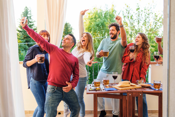 快乐的朋友们在阳台上自拍，一起跳舞，大声笑图片下载