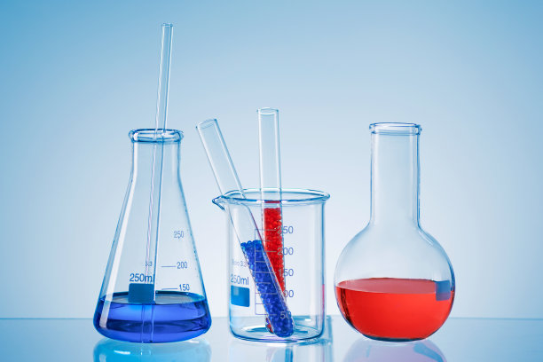 带有彩色液体的科学实验室玻璃器皿。图片下载