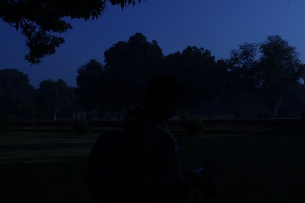 红堡在深红色夕阳下令人惊叹的剪影。图片下载