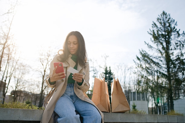 一名女子用手机网购图片下载