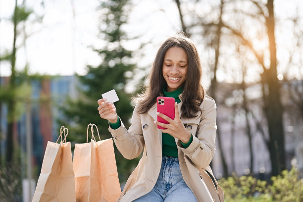 一名女子用手机网购图片下载
