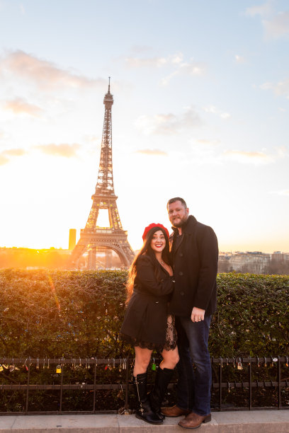法国巴黎，这对幸福的情侣以埃菲尔铁塔为背景拍摄的垂直照片图片下载