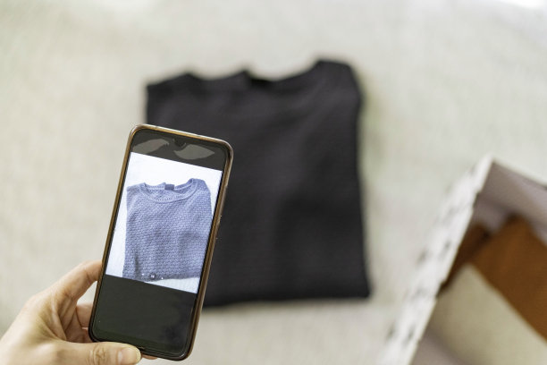 网上商店出售新衣服从家里。小型企业图片下载