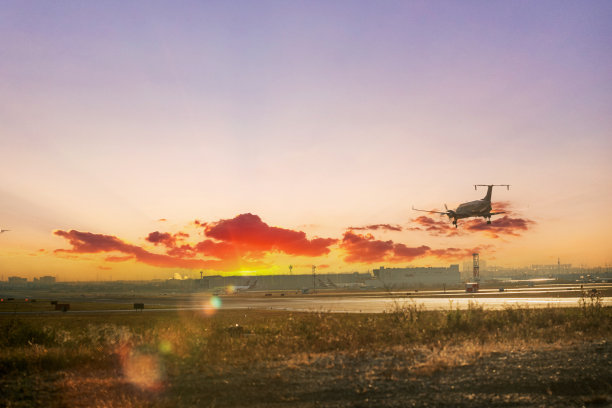 黄昏时分，加拿大多伦多，皮尔逊国际机场，飞机降落在跑道上图片下载