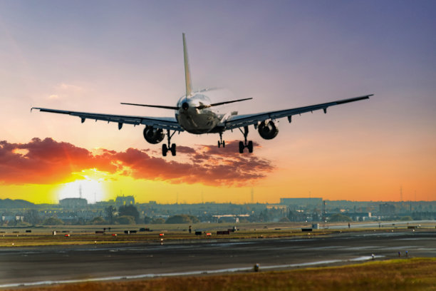 黄昏时分，加拿大多伦多，皮尔逊国际机场，飞机降落在跑道上图片下载