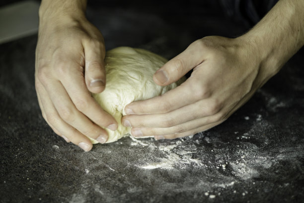 酵母披萨面团的准备图片下载