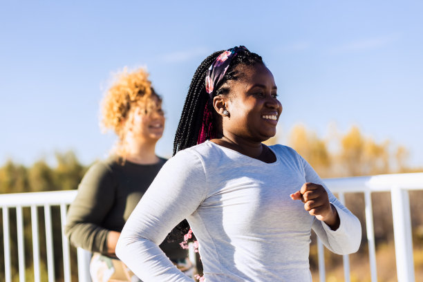 两个年轻的大码女人一起慢跑。图片下载