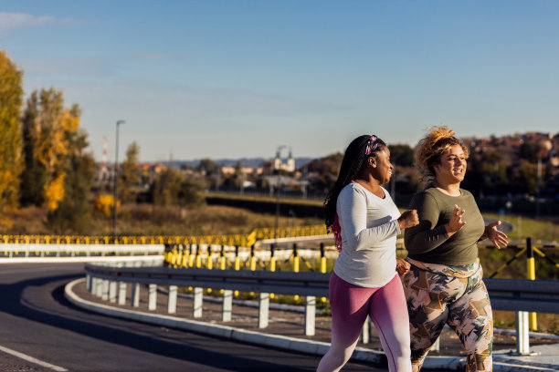 两个年轻的大码女人一起慢跑。图片下载