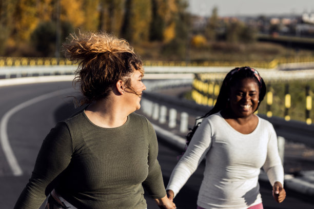 两个年轻的大码女人一起慢跑。图片下载