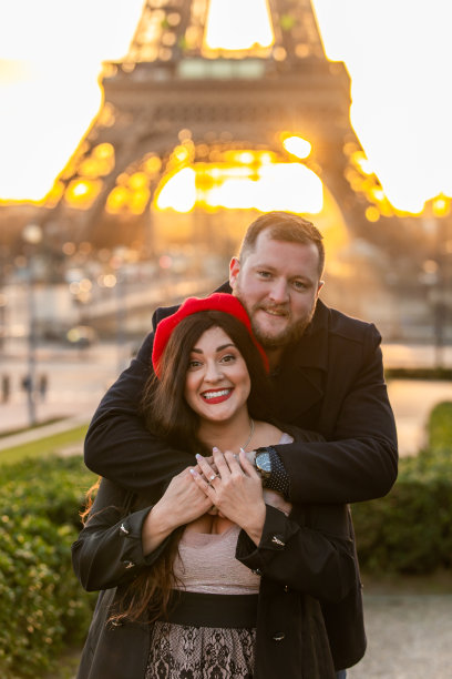 法国巴黎，这对幸福的情侣以埃菲尔铁塔为背景拍摄的垂直照片图片下载