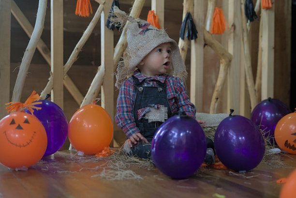 婴儿与万圣节气球和装饰的照片图片下载