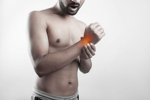 男性躯干七分，手腕疼痛图片下载