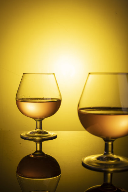 在优雅的典型干邑杯中，白兰地的味道在温暖的气氛中反射出来图片下载