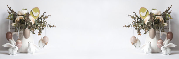 一张漂亮的明信片。横幅。一个明亮的复活节假期的概念。一束花，白色的兔子和复活节彩蛋在一个白色的孤立的背景。图片下载