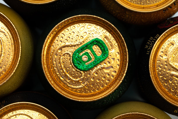 金属罐啤酒，靠近点。水滴在冷饮罐上。酒精饮料。图片下载