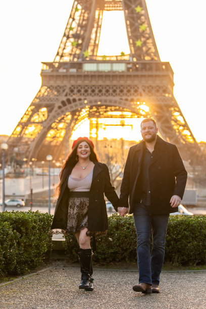 法国巴黎，这对幸福的情侣以埃菲尔铁塔为背景拍摄的垂直照片图片下载