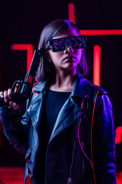 年轻的墨西哥女孩穿着皮夹克，手里拿着枪，背景是红色的霓虹灯图片下载