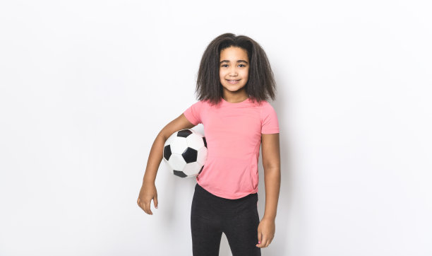 小可爱的女孩抱着足球孤立图片下载