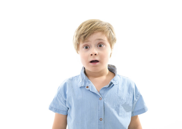 小男孩在工作室白色背景上摆姿势图片下载