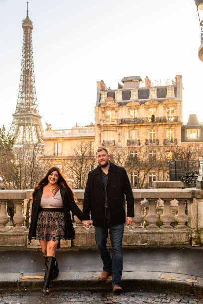 法国巴黎，这对幸福的情侣以埃菲尔铁塔为背景拍摄的垂直照片图片下载
