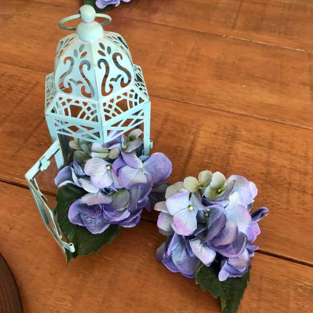 用蓝色装饰桌子图片下载